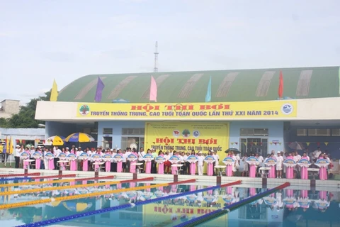 越南全国中老年人传统游泳比赛正式拉开序幕